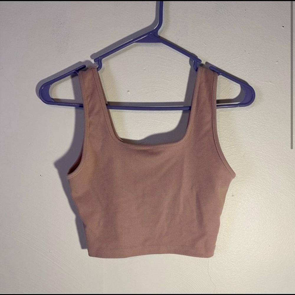 Light pink workout crop tank